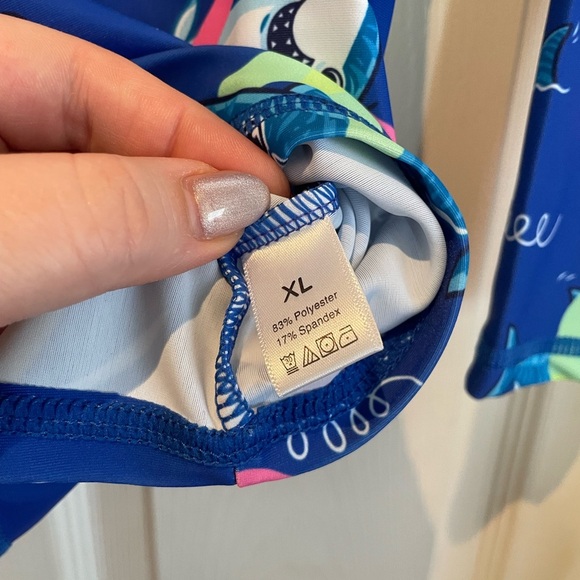 BNWOT KIDS RASHGUARD - Picture 2 of 3